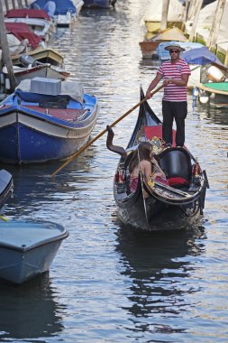 gondol yelken Venedik kanal aşağı
