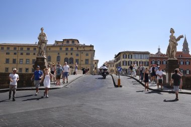Floransa'da Amo nehirdeki köprü
