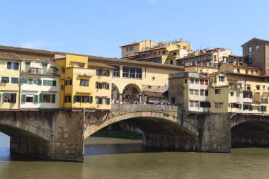  Floransa'da Amo nehirdeki köprü