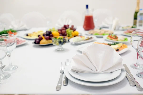 Gerechten en voedsel op tafel geserveerd — Stockfoto