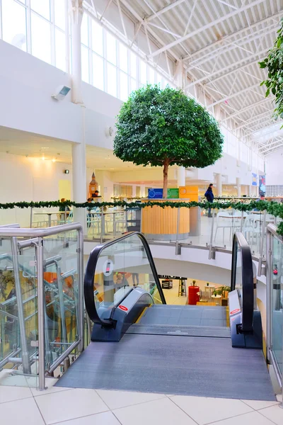 Escaleras mecánicas en el centro comercial — Foto de Stock