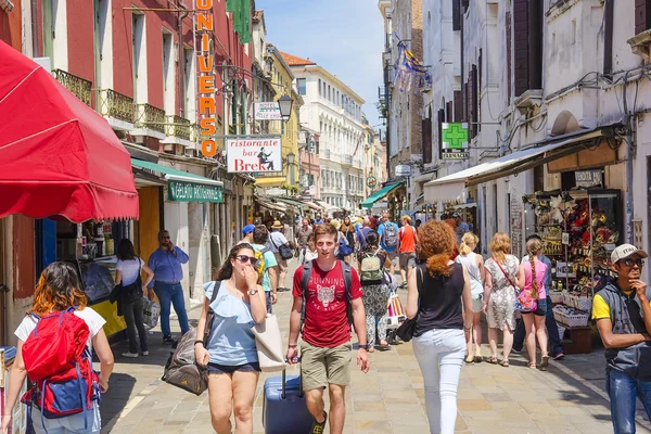 Persone in una strada di Venezia — Foto Stock