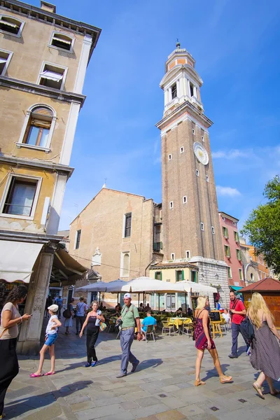 Mensen in een straat van Venetië — Stockfoto