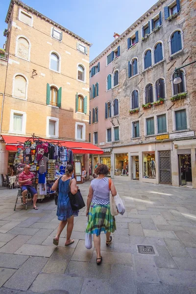 Gente en una calle de Venecia — Foto de Stock