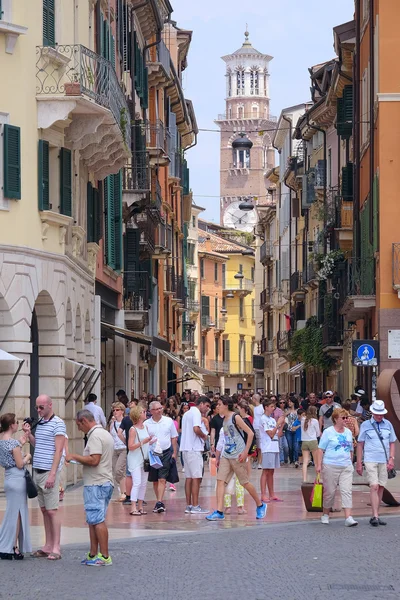 Menigte in een centrum van Verona — Stockfoto