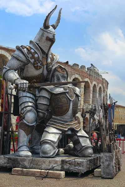 Sculptuur van Gladiator infront van de Arena van Verona — Stockfoto