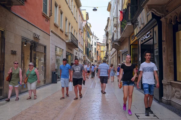 Folle su una strada di Verona — Foto Stock