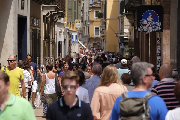 Multitud en una calle de Verona — Foto de Stock