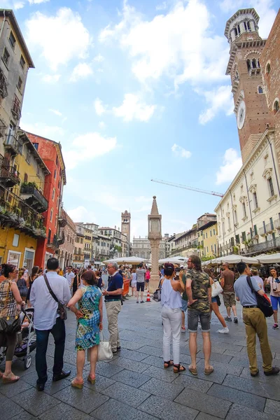 Menigte op een straat van Verona — Stockfoto