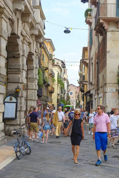 Menigte op een straat van Verona — Stockfoto