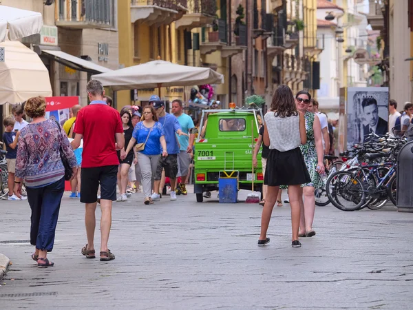 Folle su una strada di Verona — Foto Stock