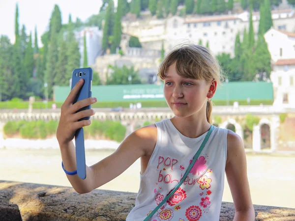 Flicka gör en selfi — Stockfoto