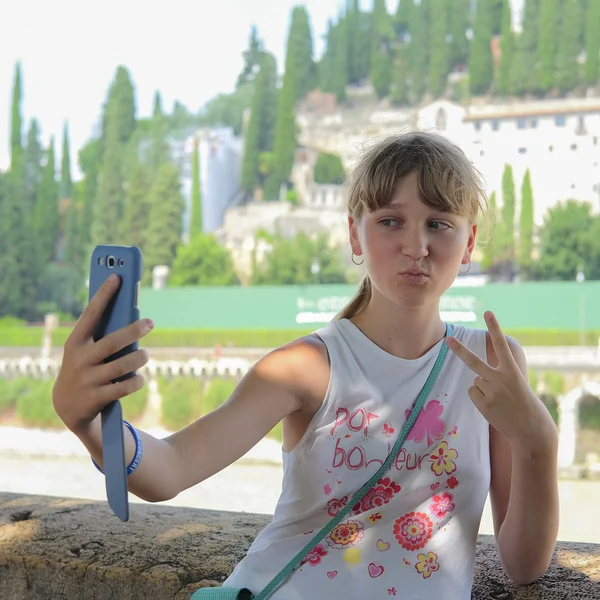 Girl makes a selfi — Stock Photo, Image