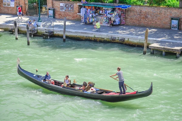 Каналом у Венеції, Італія — стокове фото