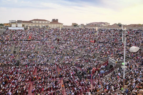 Toeschouwers in de Arena van Verona — Stockfoto