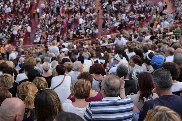 Toeschouwers op een concert in de Arena van Verona — Stockfoto