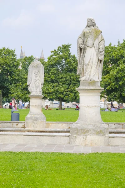 Park v okolí Prato della Valle v centru Padova — Stock fotografie