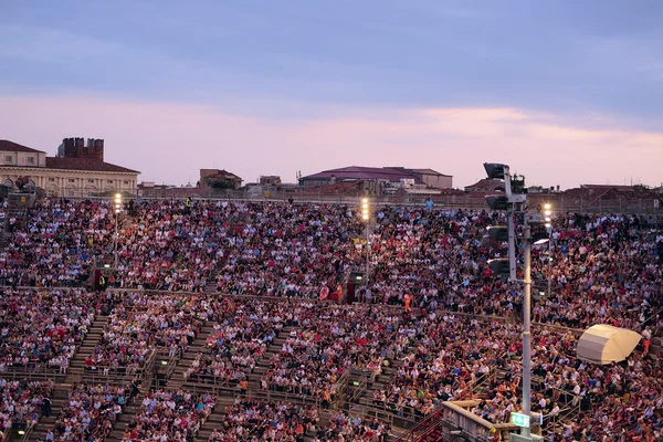 Espectadores en un concierto en la Arena de Verona —  Fotos de Stock