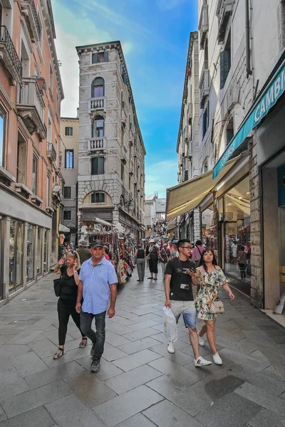 Az emberek egy utcában, Velence — Stock Fotó