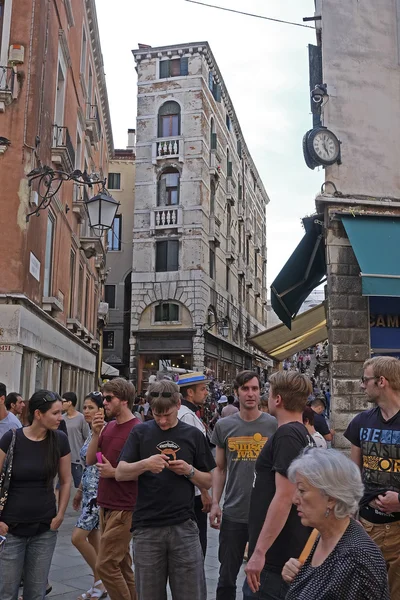 Mensen in een straat van Venetië — Stockfoto