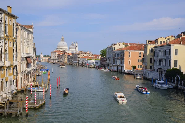 Boats on a channel in Venice — Stock Photo, Image