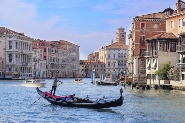 Gondola sails down the channel in Venice — Stock Photo, Image