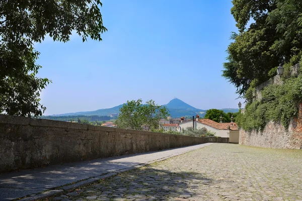 Route en pierre dans une vieille ville de Monselice — Photo