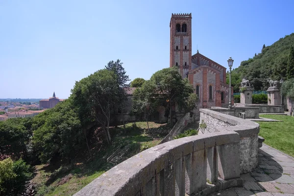 Paisaje urbano con la catedral en una parte antigua de la ciudad en Monselice —  Fotos de Stock