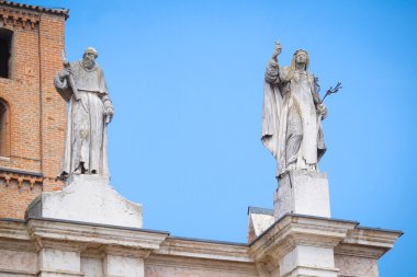 Saint Peter Mantua Cathedral Mantua bir cephe üzerinde bir kare infront üzerinde Sculpturs