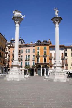  Bir Vicenza Merkezi sokakta