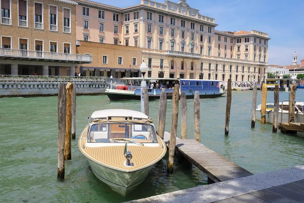 Bild av båtar på en kanal i Venedig — Stockfoto