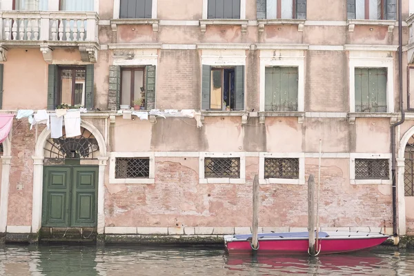 Landschap met de afbeelding van boten op een kanaal in Venetië — Stockfoto