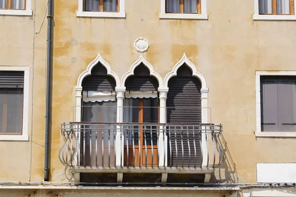 Venedik eski bir evin cephe — Stok fotoğraf