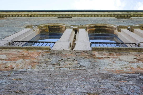 Muur van een oud huis in Mantua — Stockfoto