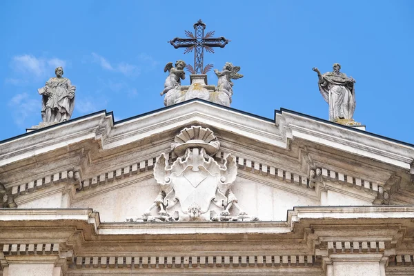 Sculpturs σε μια πρόσοψη της Μάντοβα Καθεδρικός ναός Peter σε ένα τετράγωνο μπροστά από σε Μάντοβα — Φωτογραφία Αρχείου