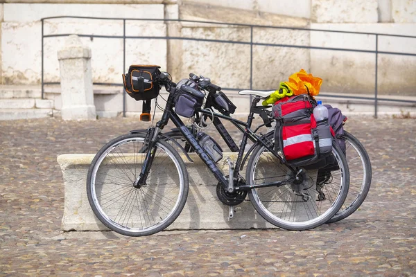 Touristenfahrrad auf einem Platz vor dem herzoglichen Palast in Mantua — Stockfoto