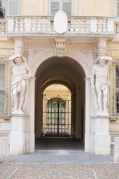 Esculturas en una fachada del palacio Castiglioni en Mantua — Foto de Stock