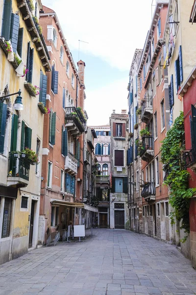 Улица в центре Венеции — стоковое фото