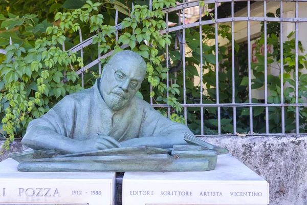 Monument av Neri Pozza i ett centrum av Vicenza — Stockfoto