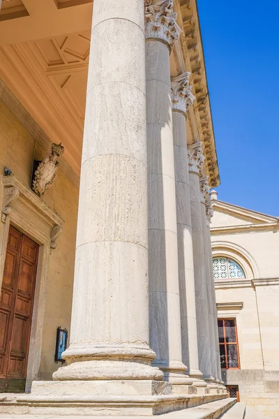 Colonnes sur une façade de l'ancienne maison à Saint-Marin — Photo