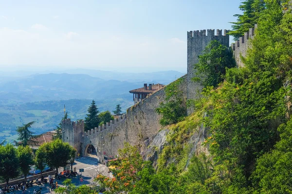 Castel dans un centre de Saint-Marin — Photo