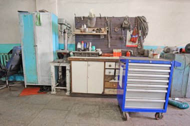 Bir araba onarım istasyonu yerde çalışma