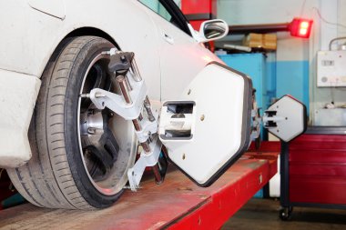 Bir onarım istasyonu bir araba tekerlek tekerlek hizalama ekipman 