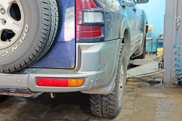 Car on a lift in a car repair station — Stock Photo, Image