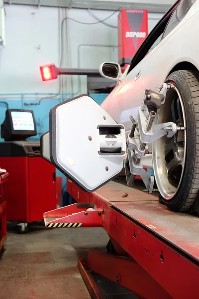 Wiel uitlijning uitrusting op een wiel van de auto bij een reparatie-zender — Stockfoto