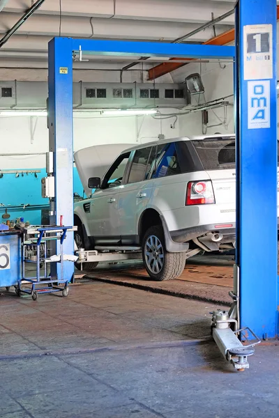 Car on a lift in a car repair station — Stock Photo, Image