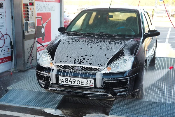 Auto in een wasstraat — Stockfoto