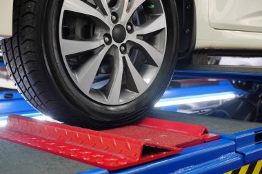 Bir arabanın tekerleği.