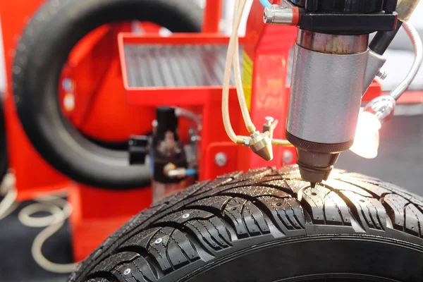 Rueda en una máquina de neumáticos — Foto de Stock