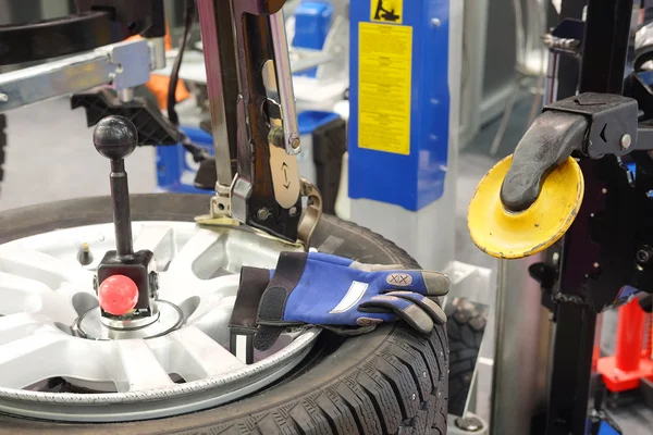 Rueda en una máquina de neumáticos — Foto de Stock